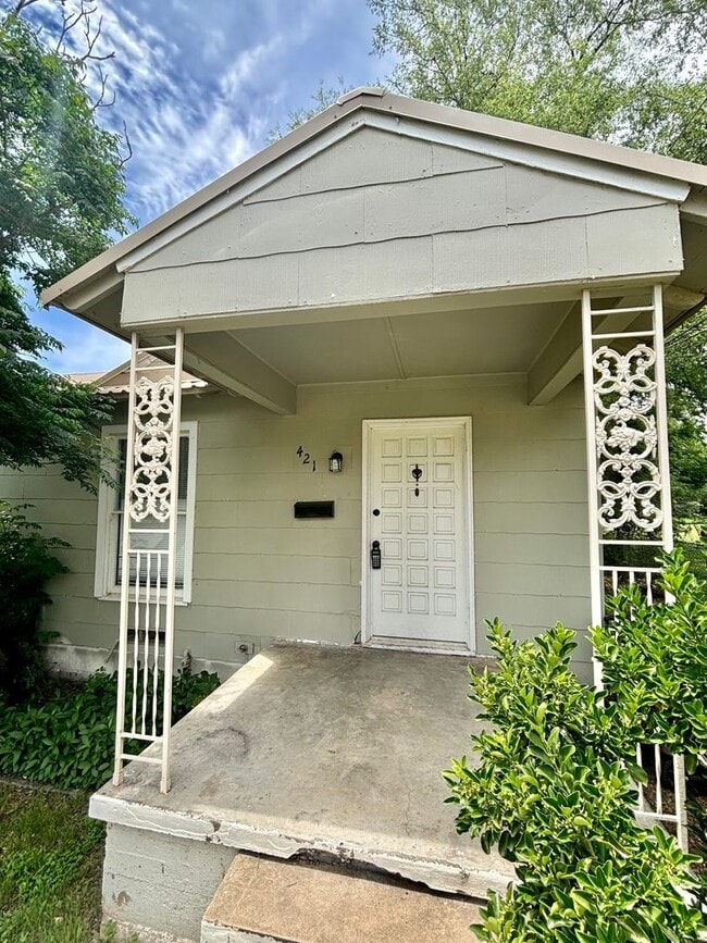 Building Photo - COMING SEPTEMBER 2025 - Charming 2-Bedroom... Rental