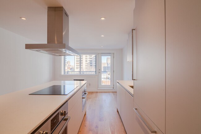 Building Photo - 3421 Rue Drummond Unit 67