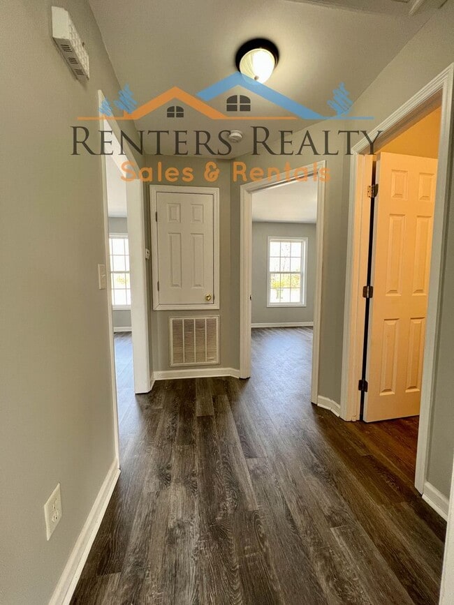Photo - 2 Bedroom Duplex House with Yard