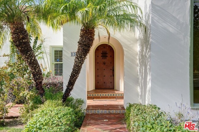 Photo - 135 N Gower St