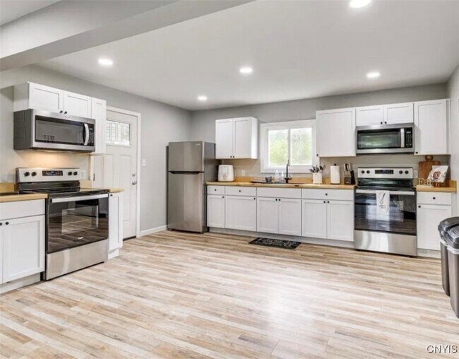 Photo - 276 Lakeshore Rd