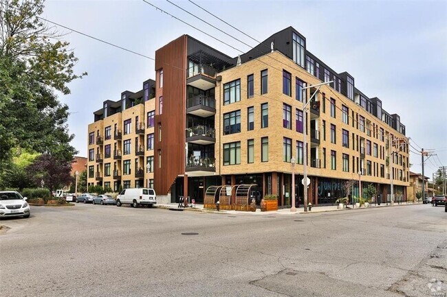 Building Photo - Luxury condo in the CWE