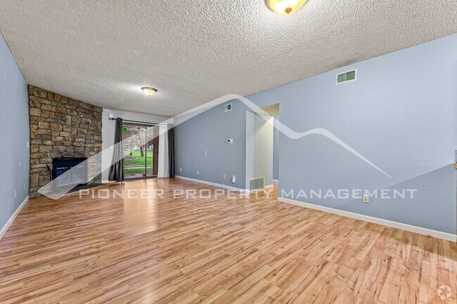 Building Photo - Charming condo with Central AC and Washer ...