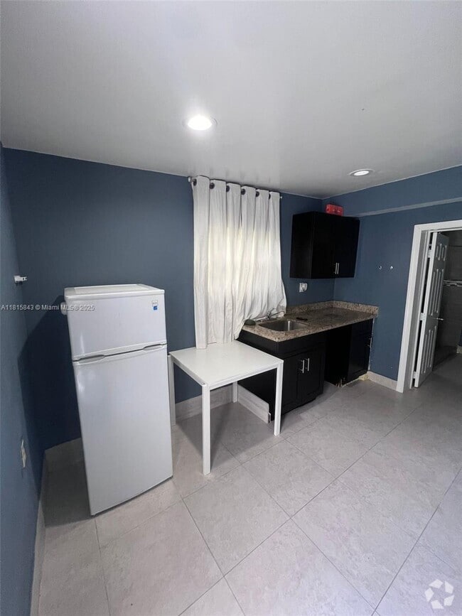 Building Photo - 3101 SW 14th St Unit 3 Rental