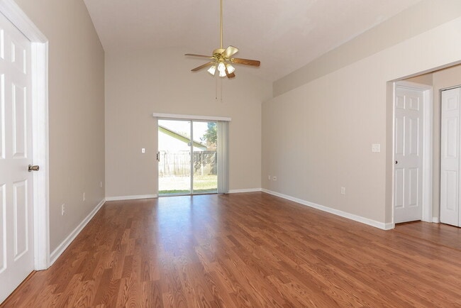 Photo - 535 Royal Ridge St