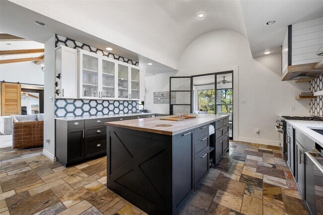 Photo - 702 E Summit Dr