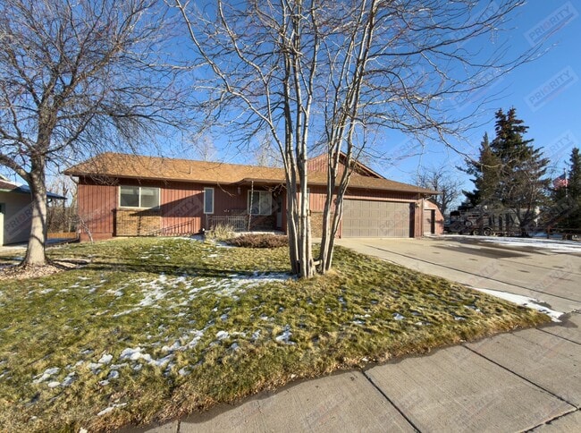 Building Photo - Main level living!