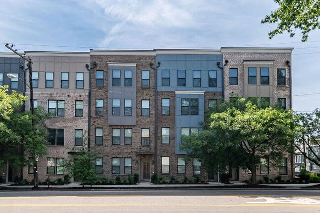 Building Photo - Expansive 3-Bedroom Apartment with 2.5 Bat... Unit B