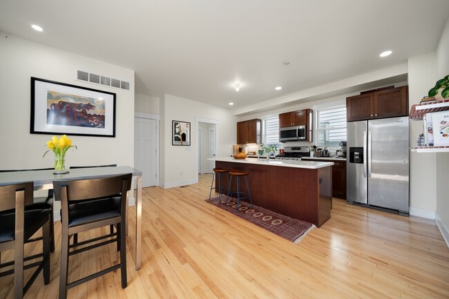 Photo - 2081 Vermont St