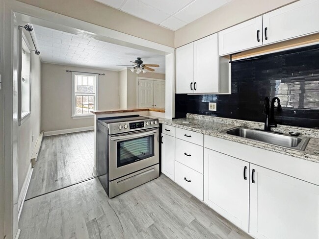 Building Photo - 830 Ave G Unit Upstairs