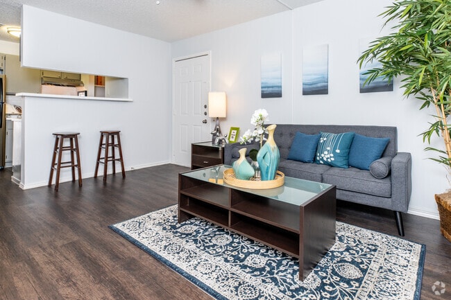 1BR, 1BA - 558SF