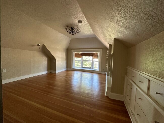 Dormitorio principal en el ático - 1330 S Grant St Unidad Attic