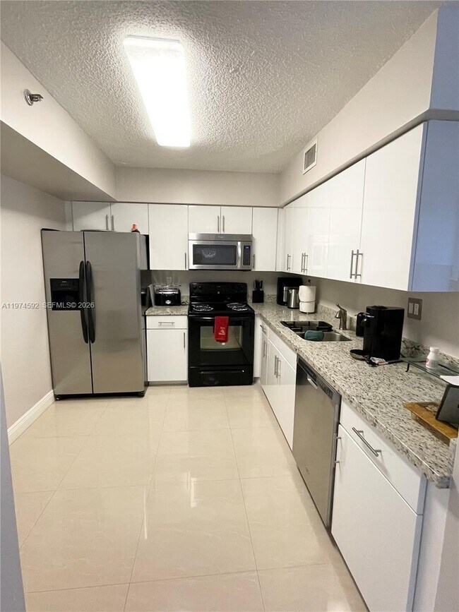 3600 Mystic Pointe Dr Unit 610