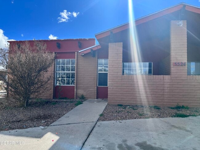 Building Photo - 5524 Oakbriar Cir