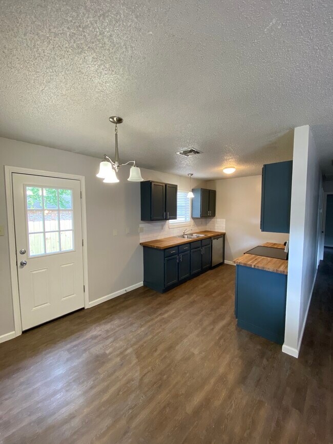 Eat in kitchen with backyard access - 4327 Stayman Dr