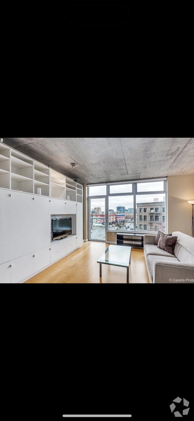 Building Photo - 1926 W Burnside St Rental