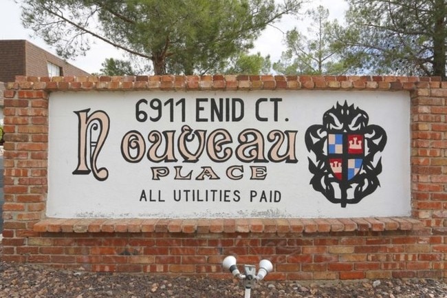 Entrada principal de la propiedad - Nouveau Place Apartments