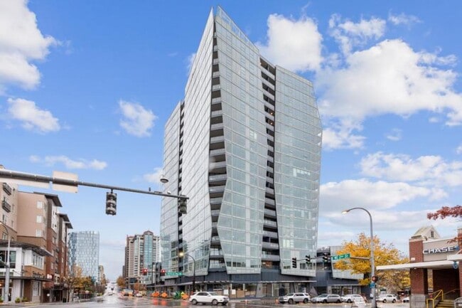 Building Photo - 2 bedroom in Bellevue WA 98004 Unit 311 Rental