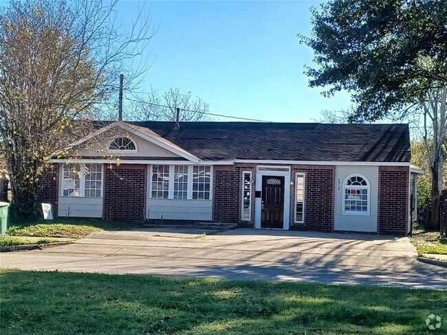 Building Photo - 4918 Airport Blvd Rental
