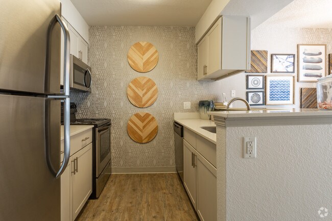 1BR, 1BA - 699 SF
