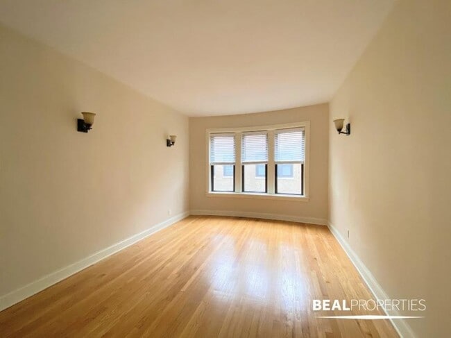 Building Photo - 1 bedroom in CHICAGO IL 60613 Unit W2 Rental