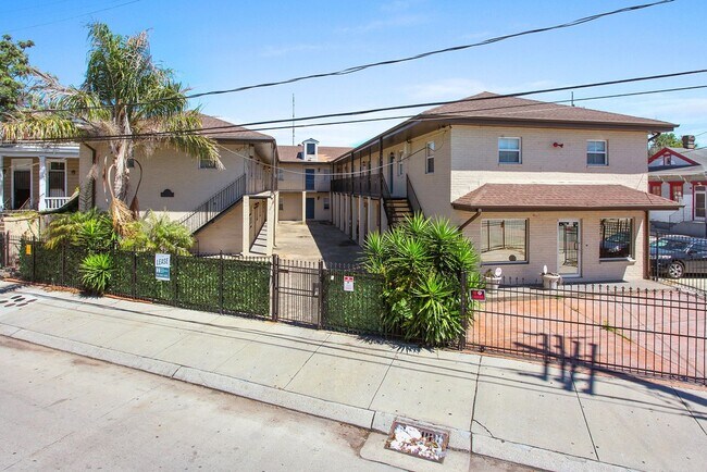 Building Photo - 2BD/1BA Apartment, Gated complex Unit #10