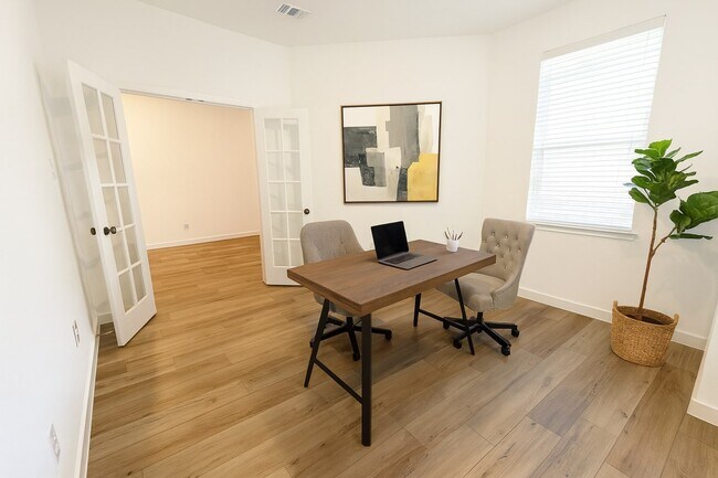 Photo - 2426 Peach Oak Xing