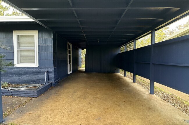 Photo - 502 Breezy Ln