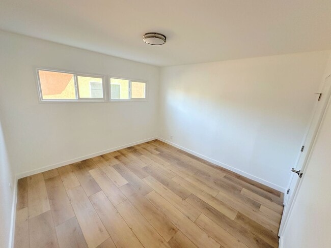 Photo - 2bd/1ba in Sherman Oaks w/ parking, washer/dryer in unit! Unit 14410 #1