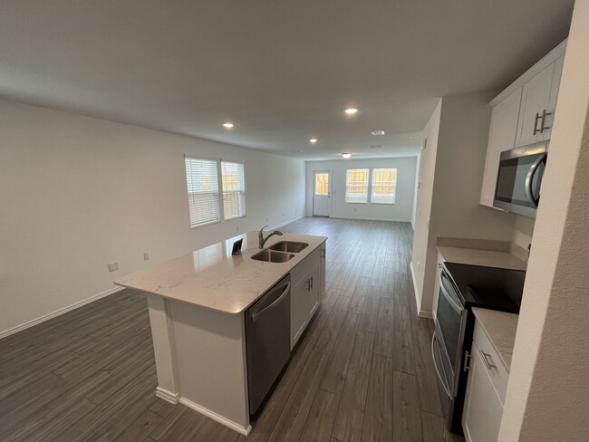 Photo - 825 Breakwater Dr