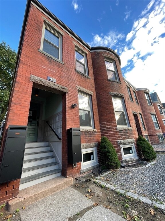 Building Photo - 43 Saxton St Unit 2 Rental