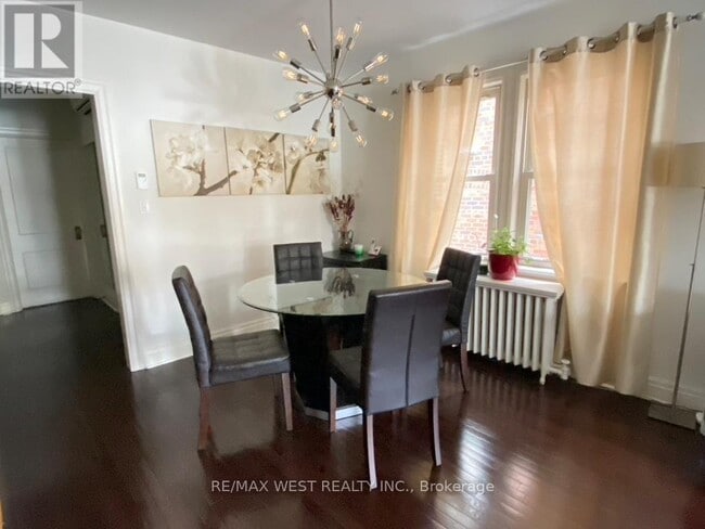 Photo - 305 St Clair Ave E