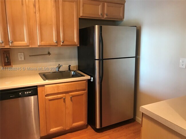 Building Photo - 1000 Parkview Dr Unit 627