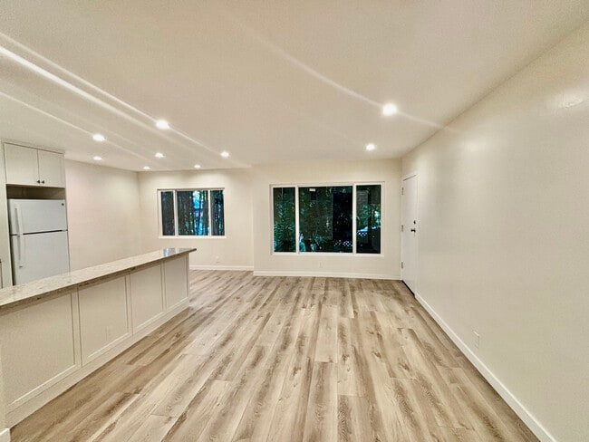 Building Photo - 2488 Beachwood Dr Rental