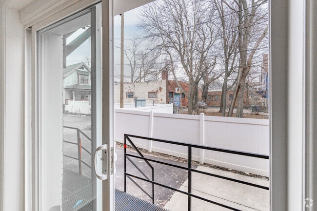 2BR, 1BA - 800SF - Balcony