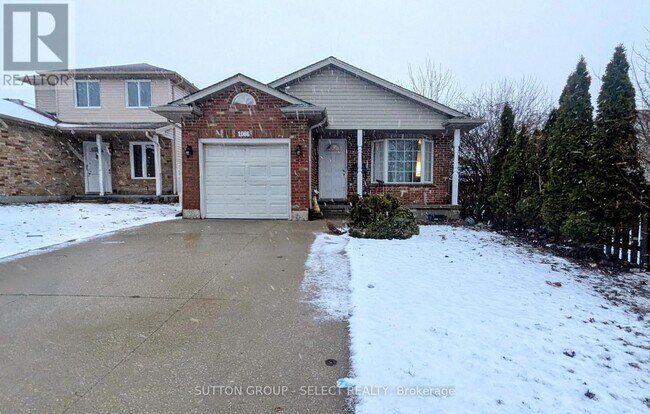 Photo - 1066 Farnsborough Crescent