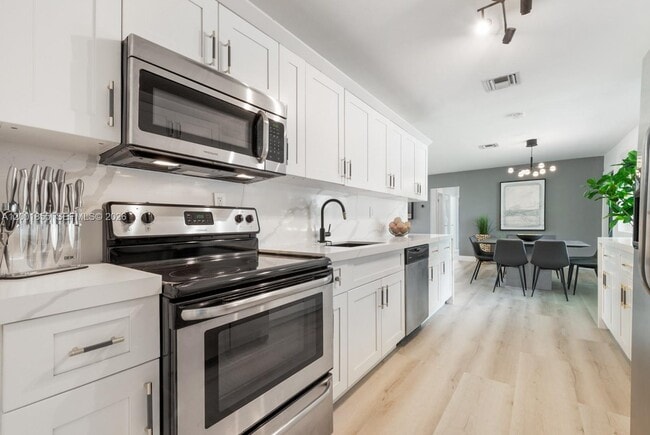 Photo - 18641 Belview Dr