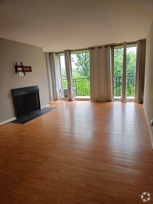 Building Photo - 5820 Oakwood Dr Unit 5F Rental