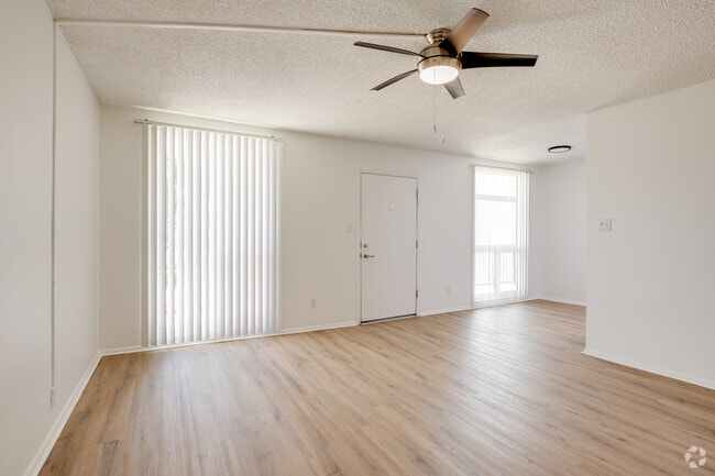 2BR, 1BA - 750SF