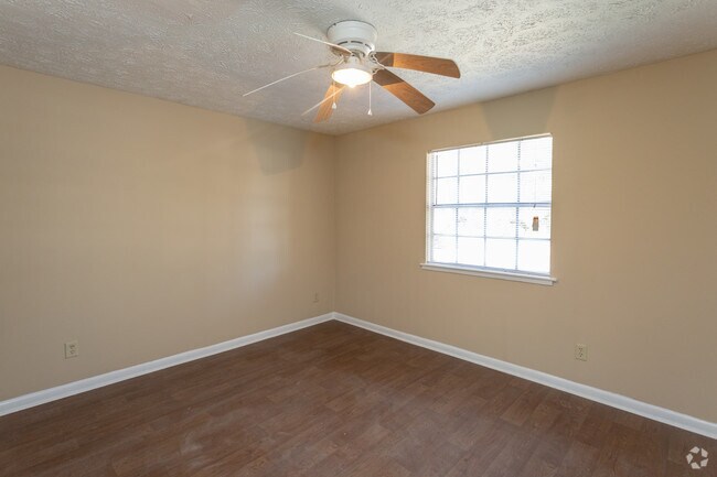 2BR, 1BA - 820 SF