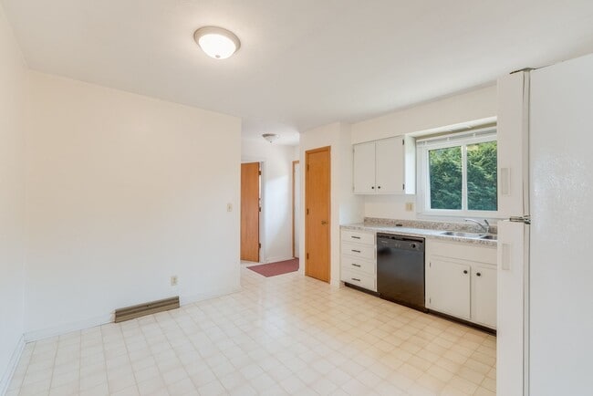 Photo - 2 bedroom 1 bathroom duplex-Available JUNE 2026