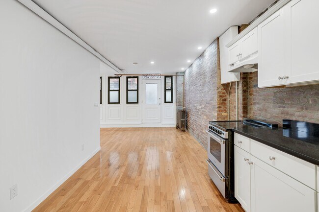 Building Photo - 384 Keap St