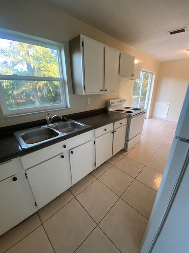 Photo - 2 Bed 1 Bath | Large Yard | Washer/Dryer H...