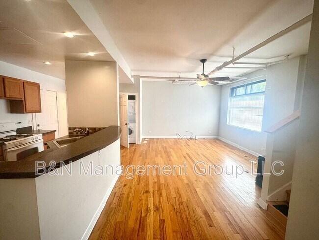 Building Photo - 910 W Oakdale Ave Unit GF