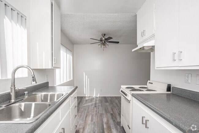 2BR, 1.5BA - 996SF - Kitchen/Dining Room