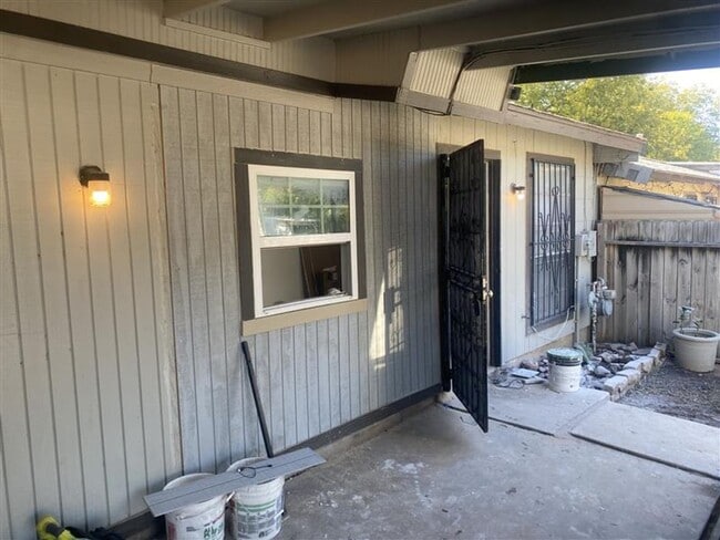 Photo - 2/1 Townhouse with covered parking