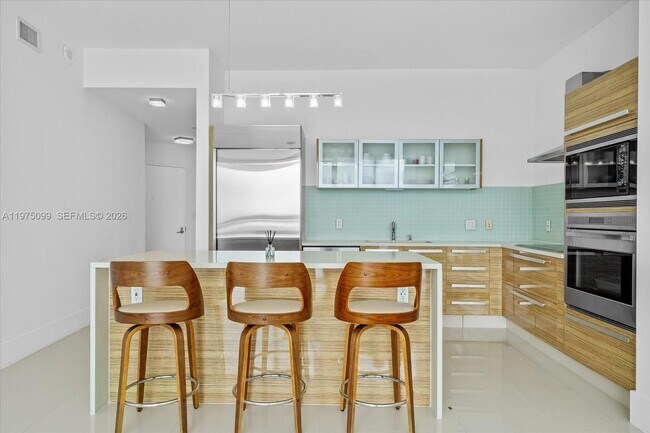 Photo - 2020 N Bayshore Dr Unidad 605