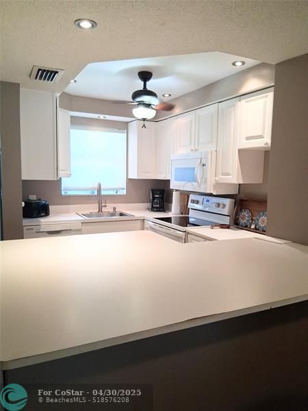 Photo - 1035 Hillsboro Mile Unidad 25