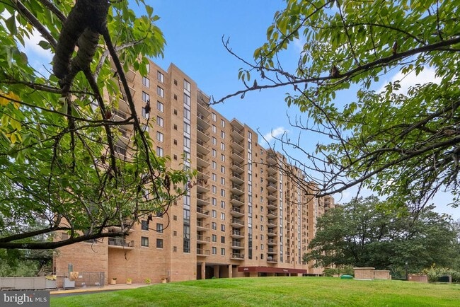 Building Photo - 4500 S Four Mile Run Dr Unit 202