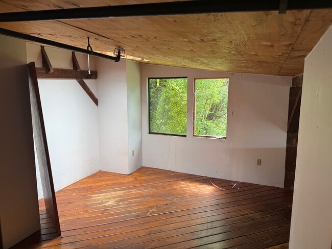 Part of large 2nd bedroom lots of closet space - 1047 Danby Rd